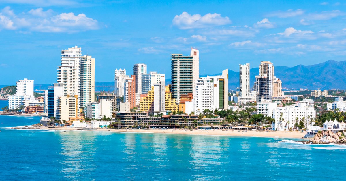 Corredor de Zona Dorada en Mazatlán con desarrollos en construcción